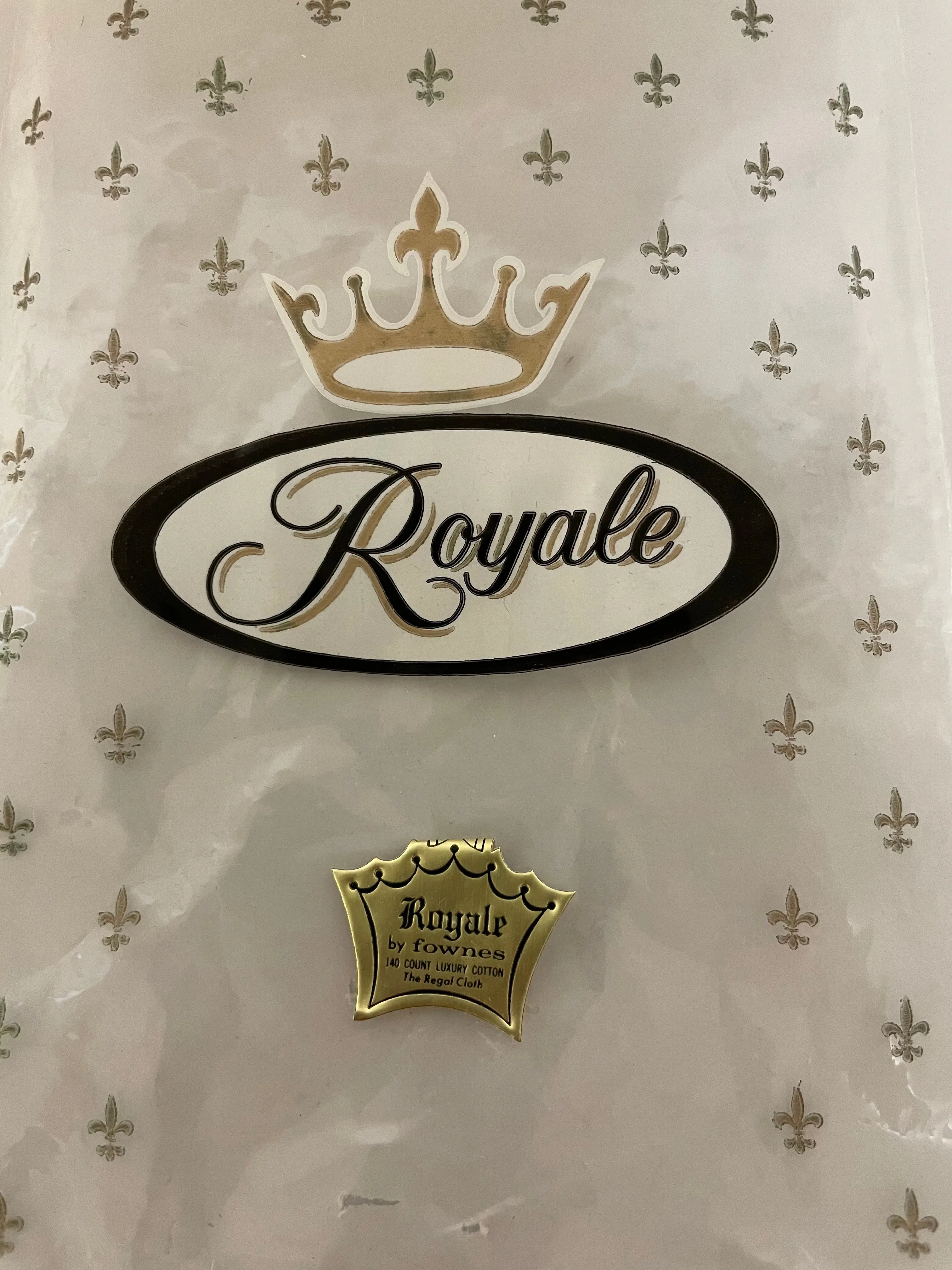 €€ The Royale Regal Cloth by Fownes, ivory/taupe, 14.5” L, size 7