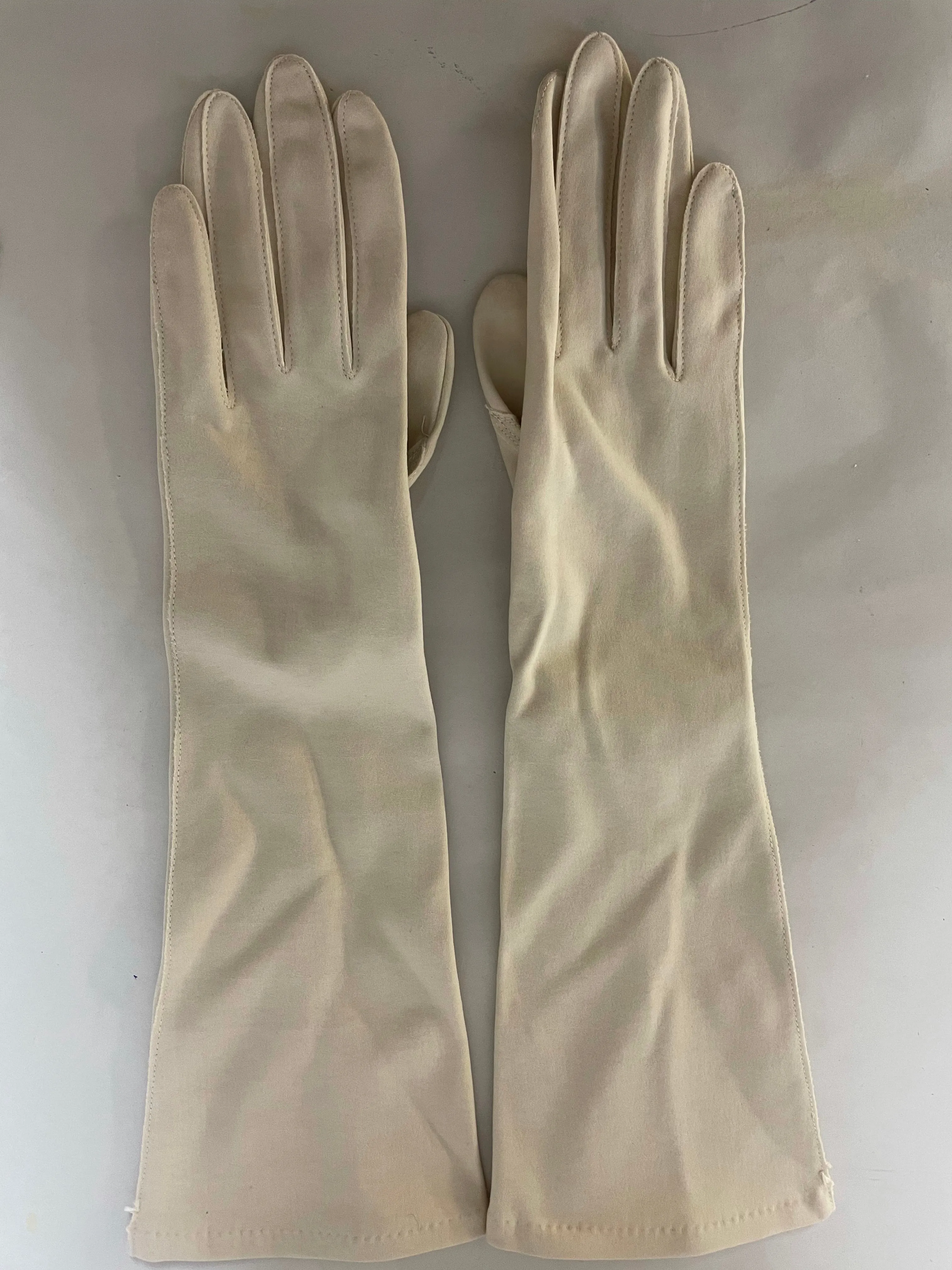€€ The Royale Regal Cloth by Fownes, ivory/taupe, 14.5” L, size 7