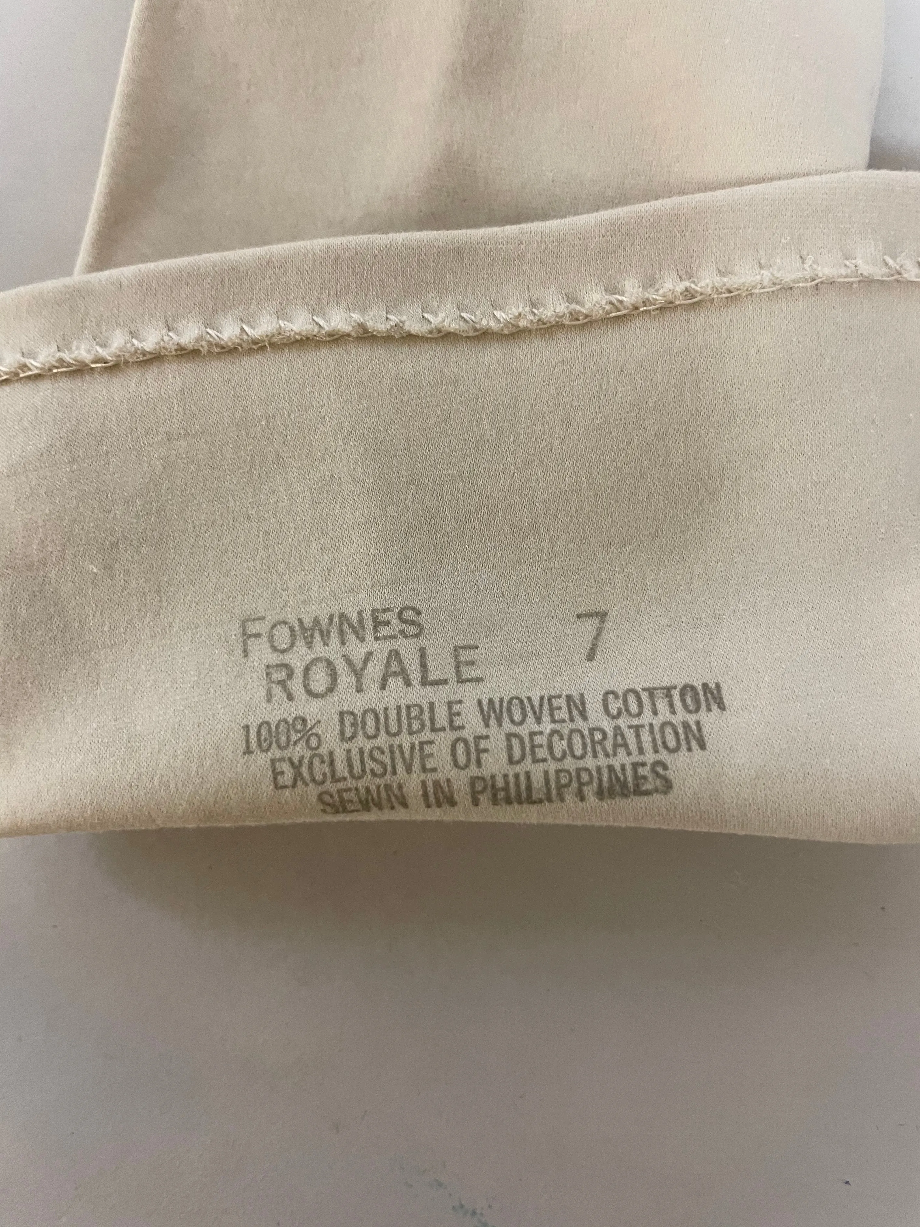 €€ The Royale Regal Cloth by Fownes, ivory/taupe, 14.5” L, size 7