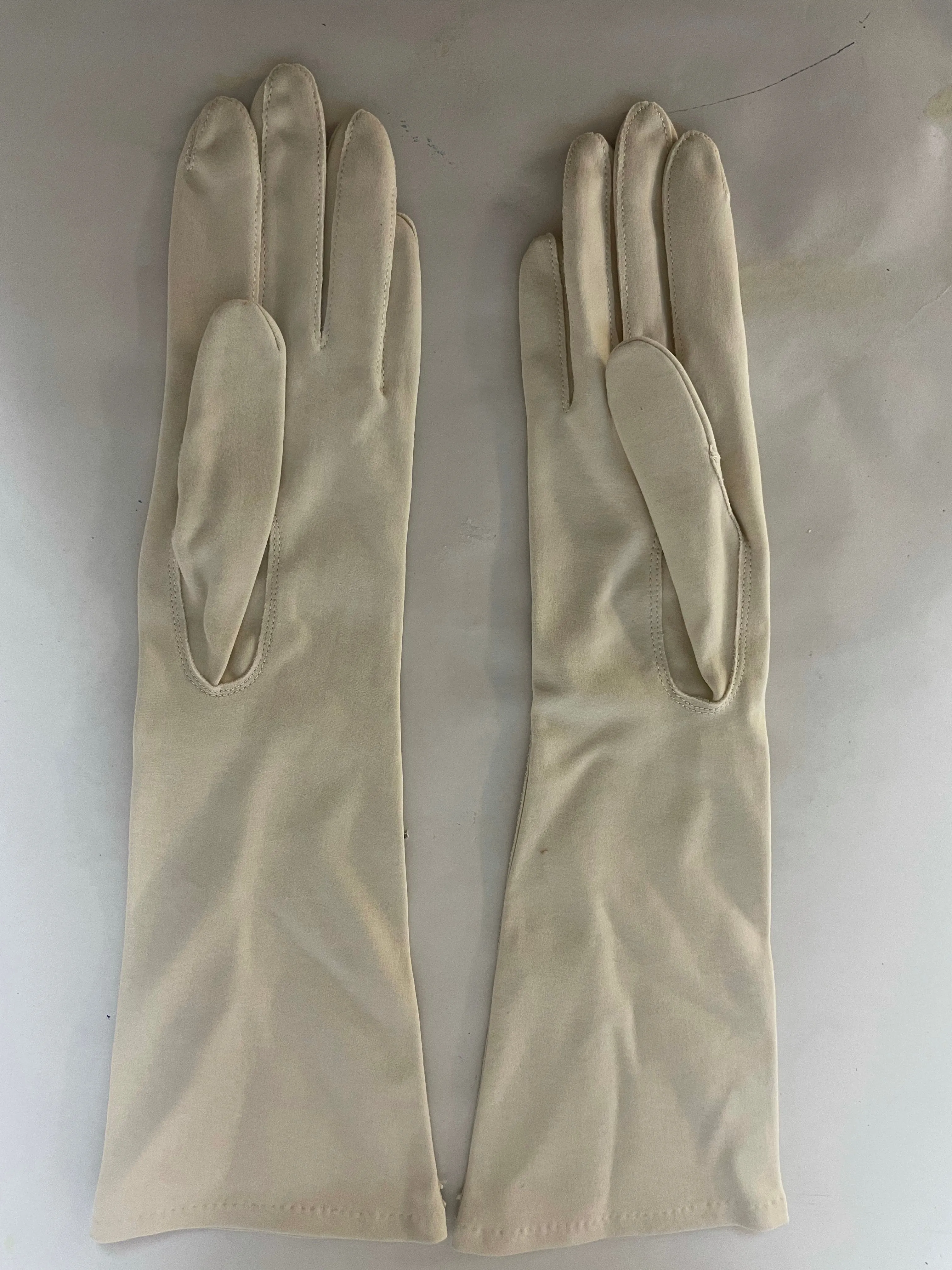 €€ The Royale Regal Cloth by Fownes, ivory/taupe, 14.5” L, size 7