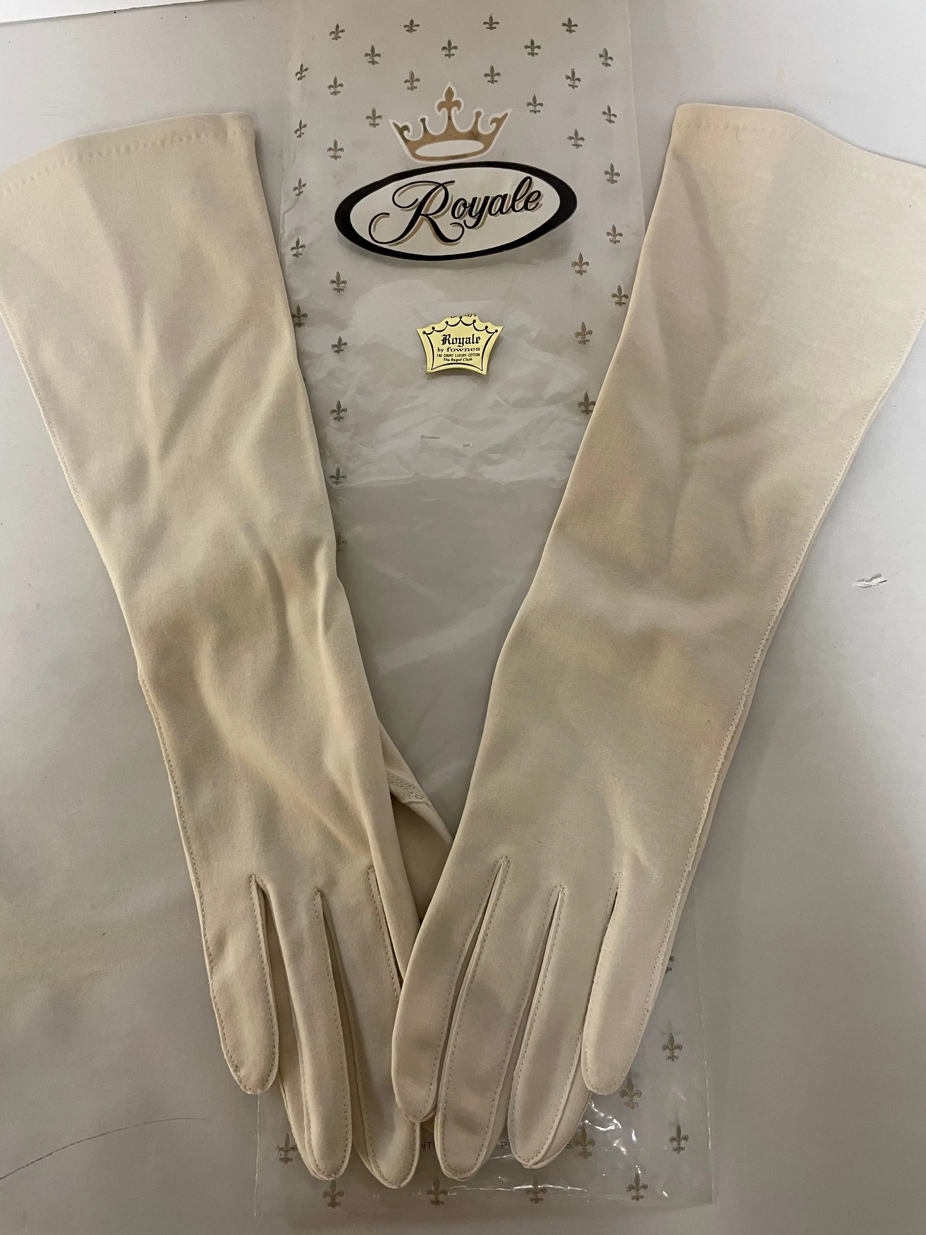 €€ The Royale Regal Cloth by Fownes, ivory/taupe, 14.5” L, size 7