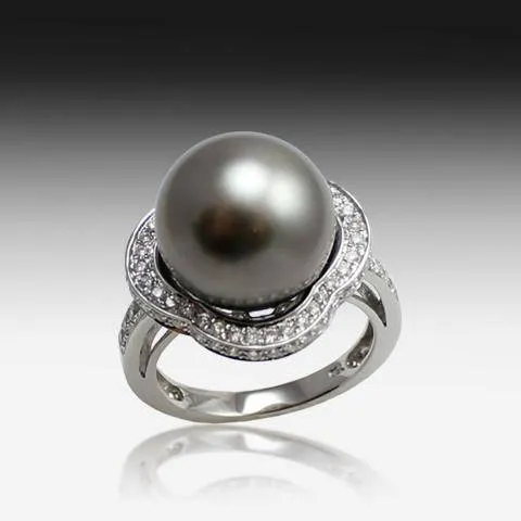 18KT WHITE GOLD BLACK PEARL AND DIAMOND RING
