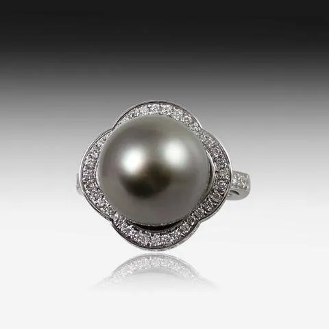 18KT WHITE GOLD BLACK PEARL AND DIAMOND RING