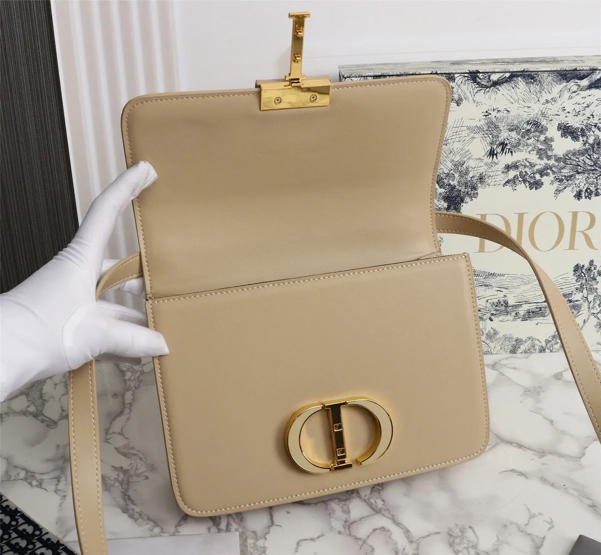 DR273 30 Montaigne Bag / 9.5 x 6.5 x 3 inches