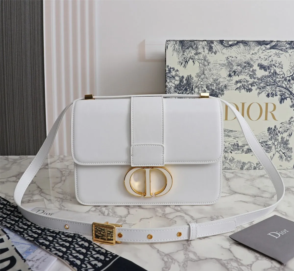DR273 30 Montaigne Bag / 9.5 x 6.5 x 3 inches